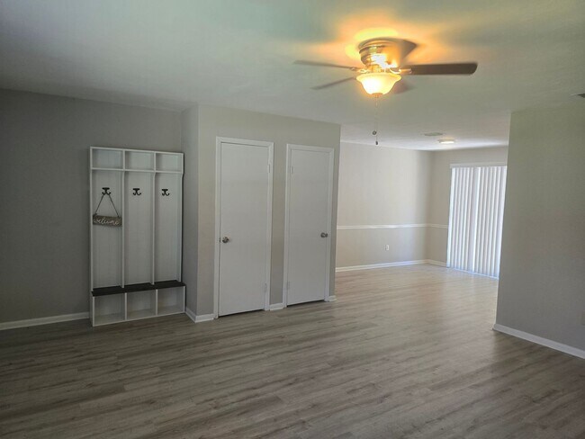 Foto del edificio - 6853 Grove Rd
