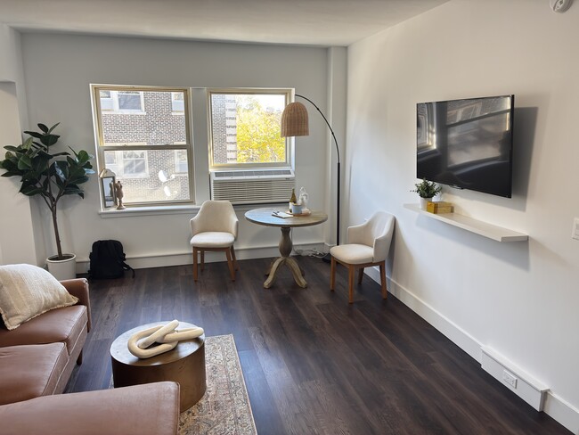 Building Photo - 1553 W Hollywood Ave