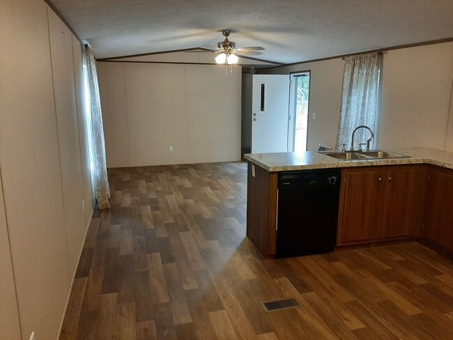 Building Photo - 2/2 Mfg. Home on 2.0 Acres Secluded/Rural ($840) for Lease in Romance AR