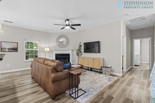 Foto del edificio - 217 Whispering Oak Ln