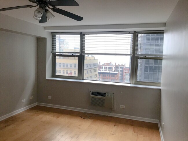 Building Photo - 253 E Delaware Pl
