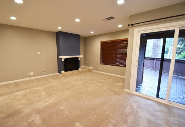 Building Photo - Spacious Fullerton Condo Near Craig Park