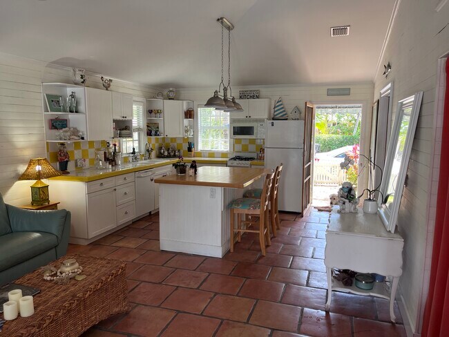 Cocina y entrada principal - 525 N Lakeside Dr