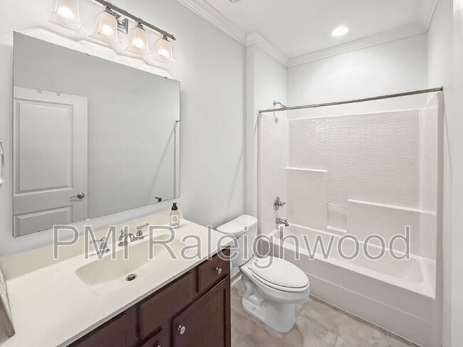 Building Photo - 184 Finsbury St