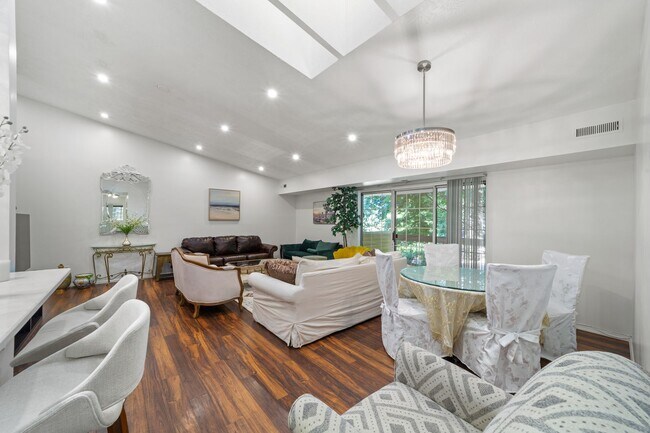 Building Photo - Fully Furnished Westlake Retreat - 2beds /...