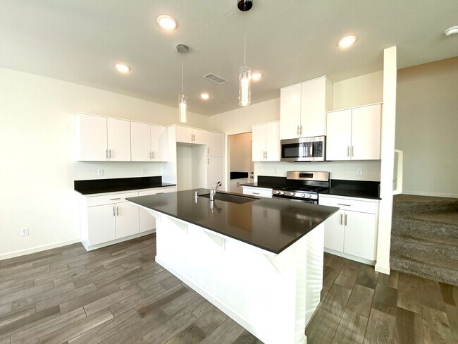 Foto del edificio - $2,195, 3 Bedroom In Gated Community with ...