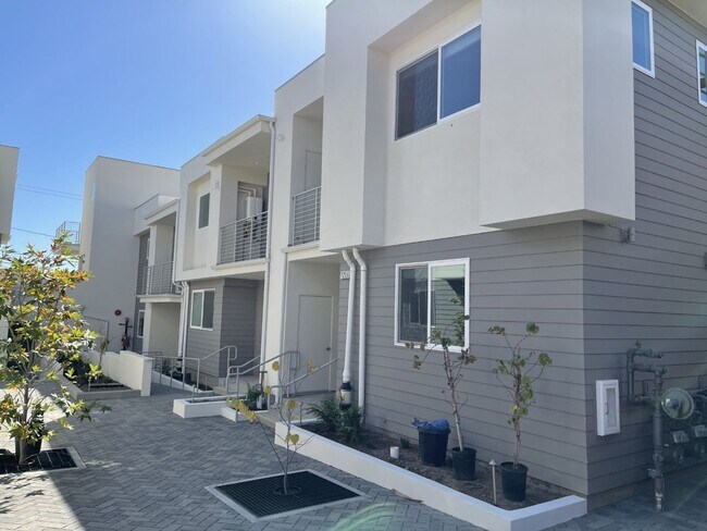 Foto del edificio - State of the Art, 2 bed 2.5 bath Luxury Condo in Ventura!