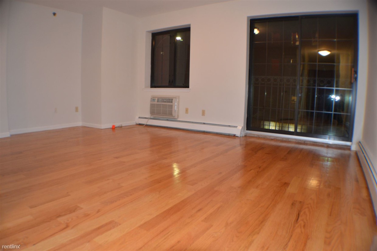 Building Photo - 506 E 89th St