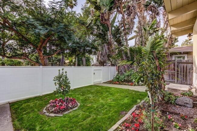 Building Photo - Ocean Avenue Duplex