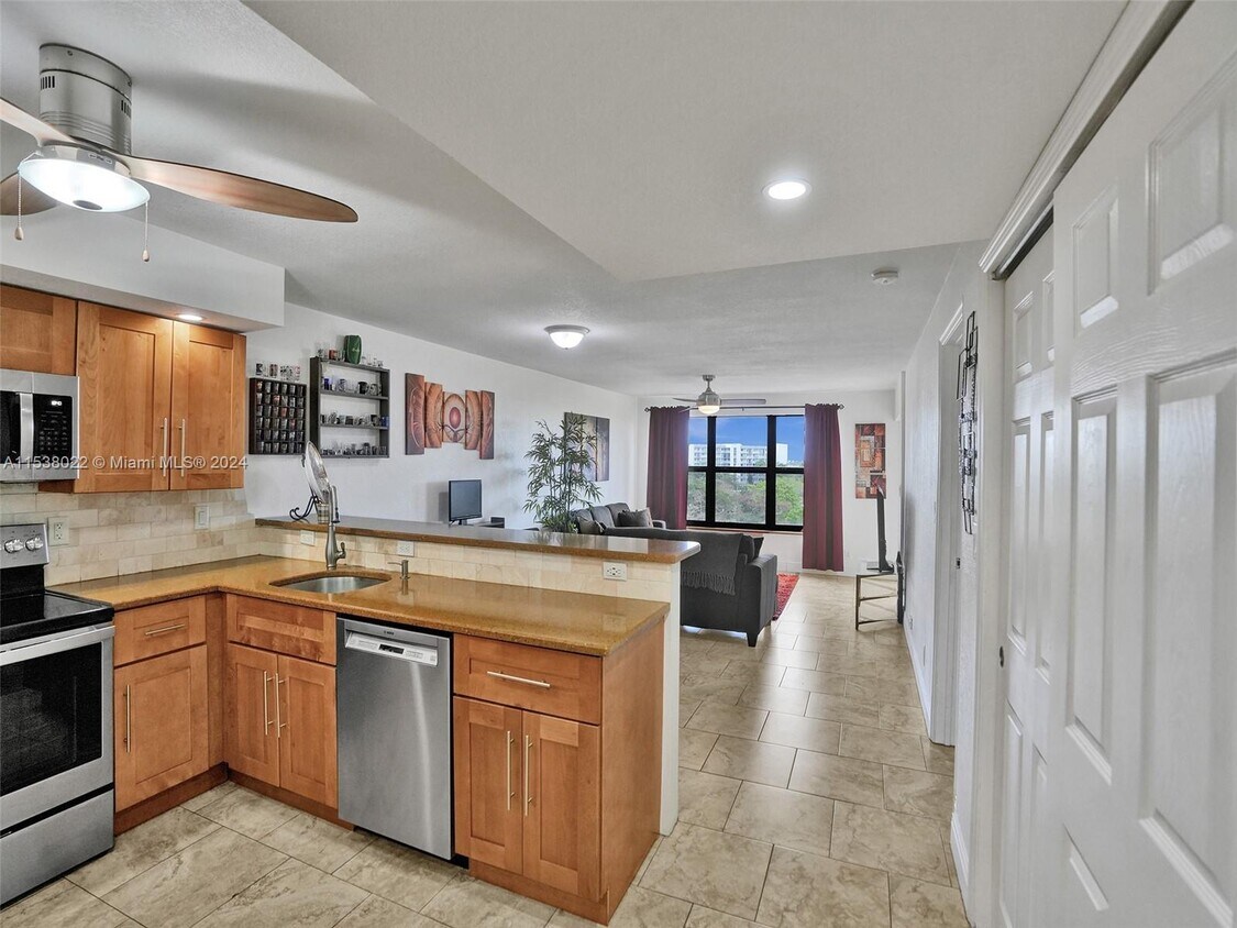 2304 S Cypress Bend Dr Unit 712, Pompano Beach, FL 33069 Condo for