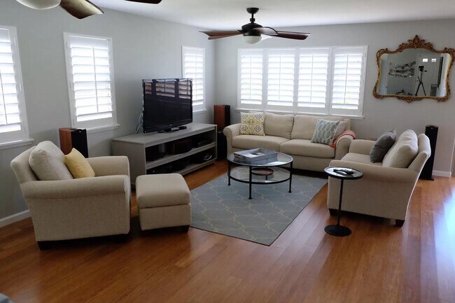 Foto del edificio - Spacious, Stylish, and Perfect for Enterta...