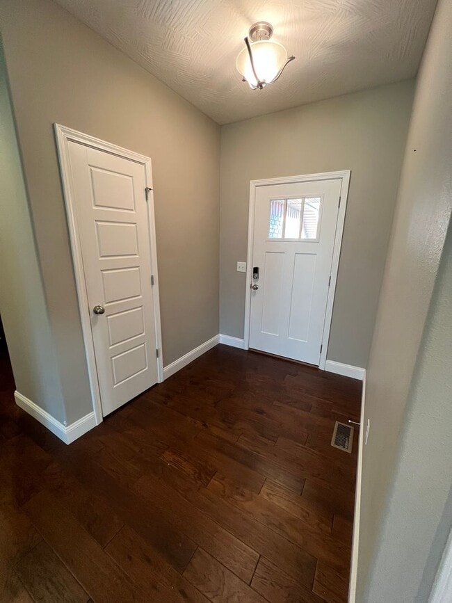 Building Photo - 4 Bedroom | 2 Bathroom | 3 Car Garage| Springfield MO | Fire Place | Covered patio!