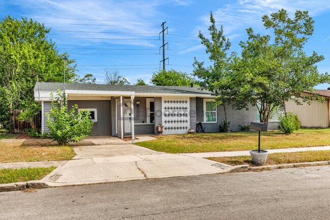 Building Photo - 7023 Westville Dr
