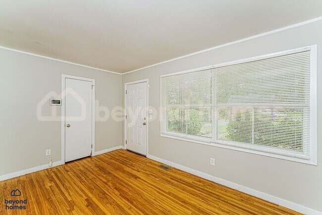 Foto del edificio - Discover this 3-bedroom, 1.5-bath home in ...
