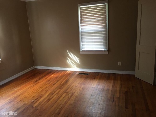 Building Photo - 2 br, 1 bath House - 1013 East Carolina
