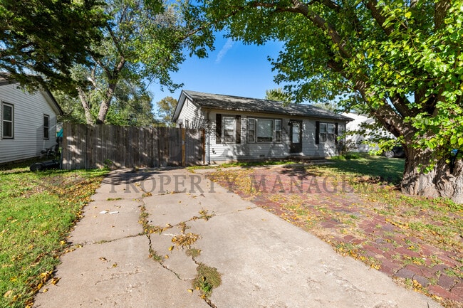 Building Photo - 2210 W Crawford St
