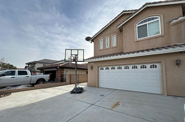 Foto del edificio - Spacious 5 Bedroom, 3 Bathroom Lake House ...