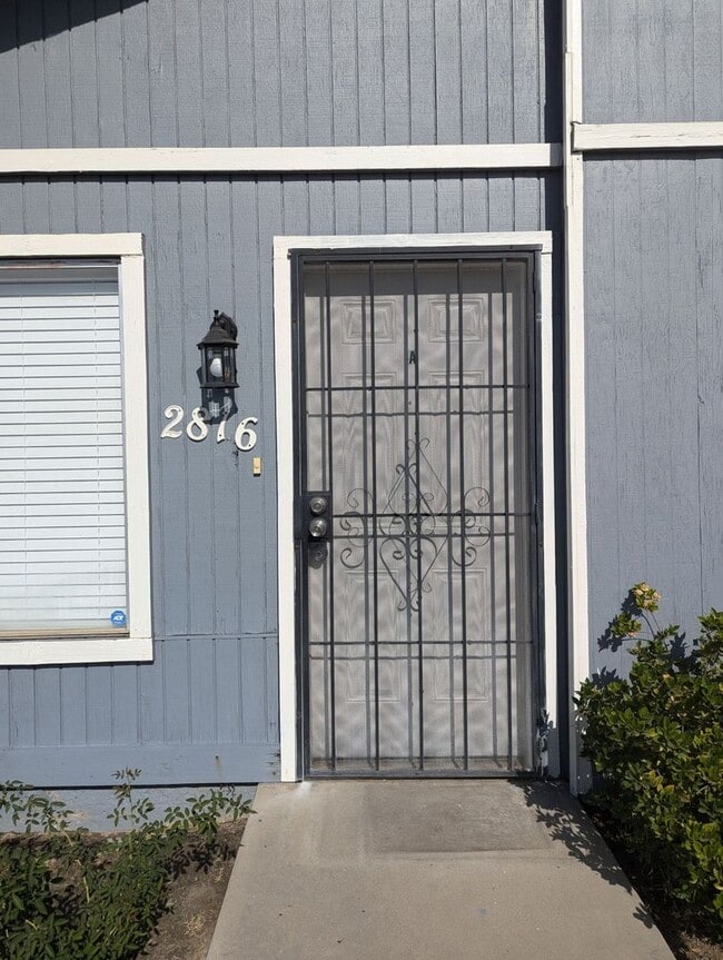 Building Photo - Clean 2 Bedroom / 1 Bathroom Apartment For Lease - Front Unit