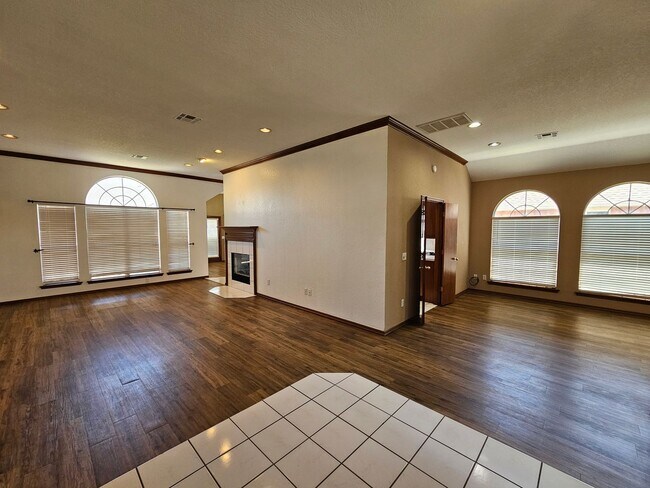 Building Photo - (3) Bed/(2) Bath in West Norman's Castlero...