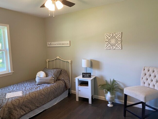 Building Photo - Olathe Duplex