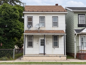 Building Photo - 722 Chestnut St