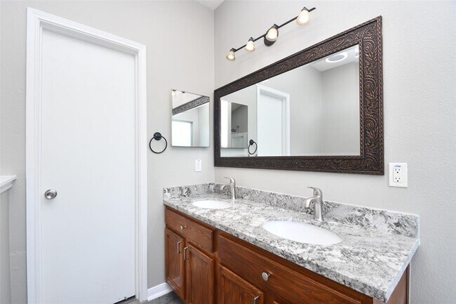 Foto del edificio - 24406 Lakecrest Village Dr