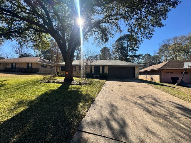 Foto del edificio - Large fully fenced yard..