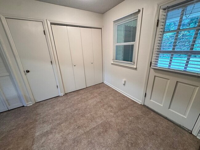 Foto del edificio - Adorable 2 bed 1 bath townhome! Short Dist...