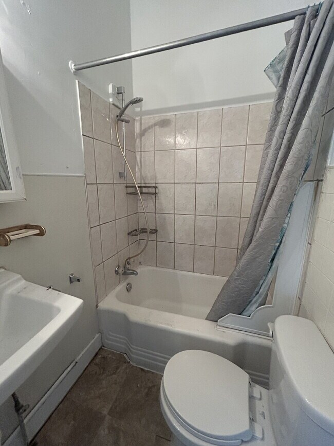 Foto del edificio - 2 Bedroom 1 Bath Apt with vaulted ceilings and updated appliances on ground level