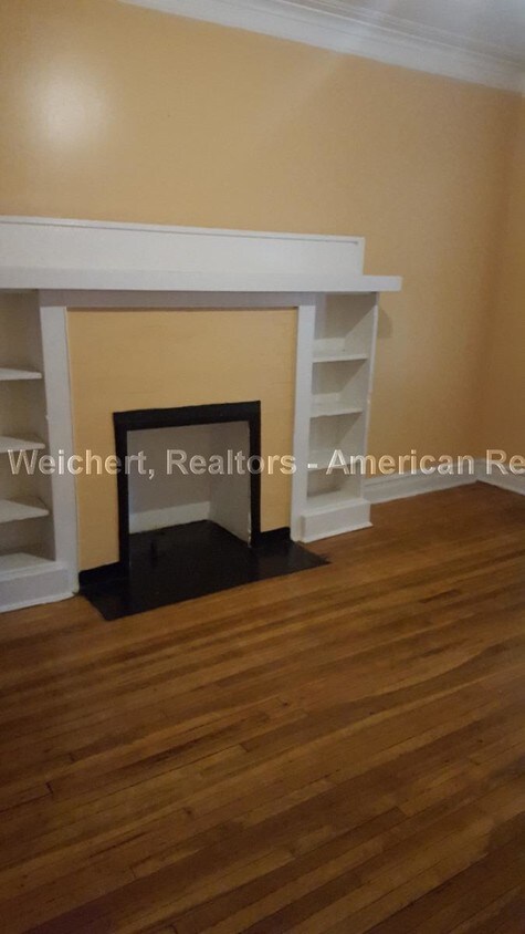 Primary Photo - 6024 S Eberhart Ave