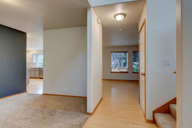 Foto del edificio - Stunning 4 Bedroom, 2.5 Bathroom Home With...