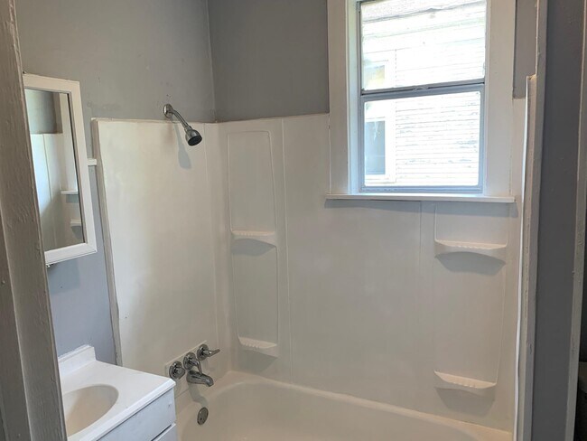 Building Photo - 3417 Rockwood Ave