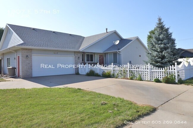Building Photo - 3 Bed 2 Bath Townhome with Fenced Yard