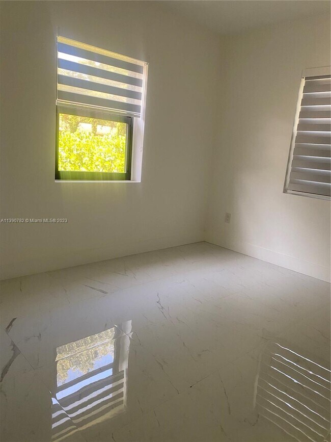 Building Photo - 117 NE 49th St