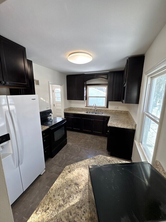 Foto del edificio - Single Family Home - GREAT Location - High End Finishes