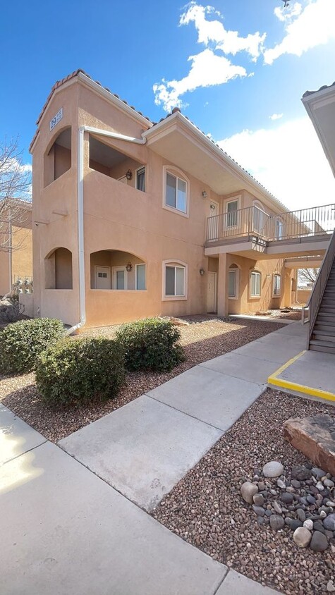 Primary Photo - AVAILABLE NOW - 1 Bedroom 1 Bath Aprox 110...