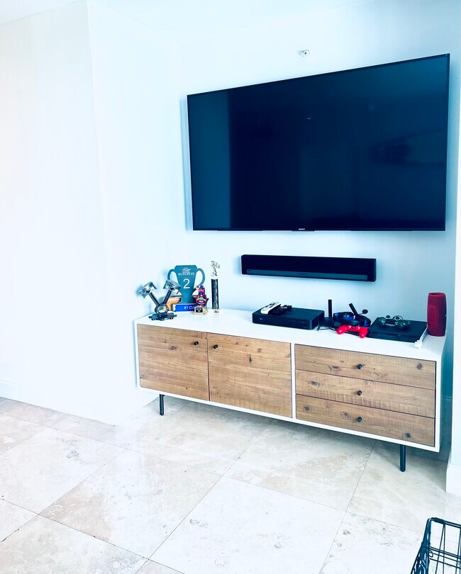 Unfurnished, TV area - 1800 N Bayshore Dr