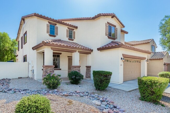 Foto del edificio - Spacious 4 bedroom home with full bath and...
