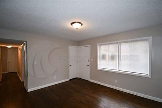 Foto del edificio - Charming 3BR/2BA Brick Home with Fenced Yard