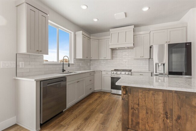 Foto del edificio - SUGAR CITY TWIN HOME 3 BED 2 FULL BATH - FENCED YARD WITH EX-LARGE 2 STALL GARAGE