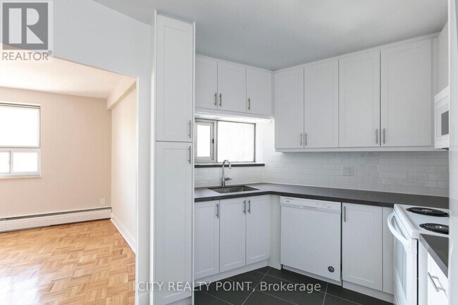 Building Photo - 9-309 Deer Park Crescent
