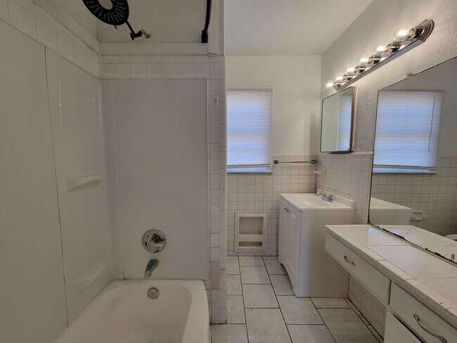 Foto del edificio - UPDATED PICTURES COMING SOON!! Cute 2/1/1 in Central Location!