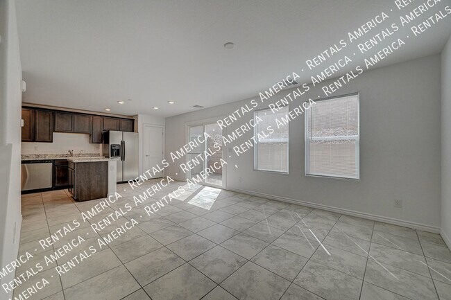 Foto del edificio - 374 Yellow Finch Ln