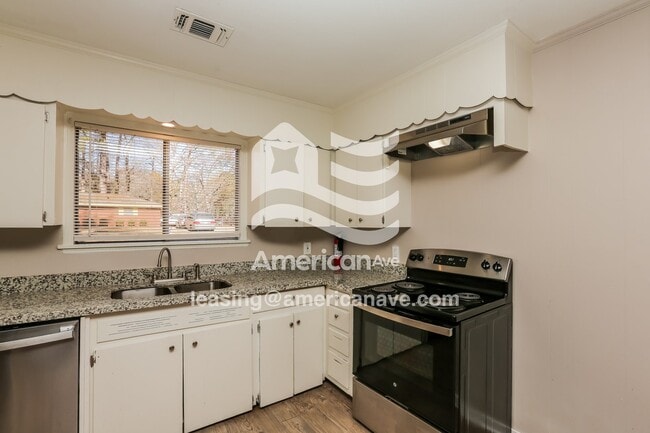 Building Photo - 3025 Charleston Dr