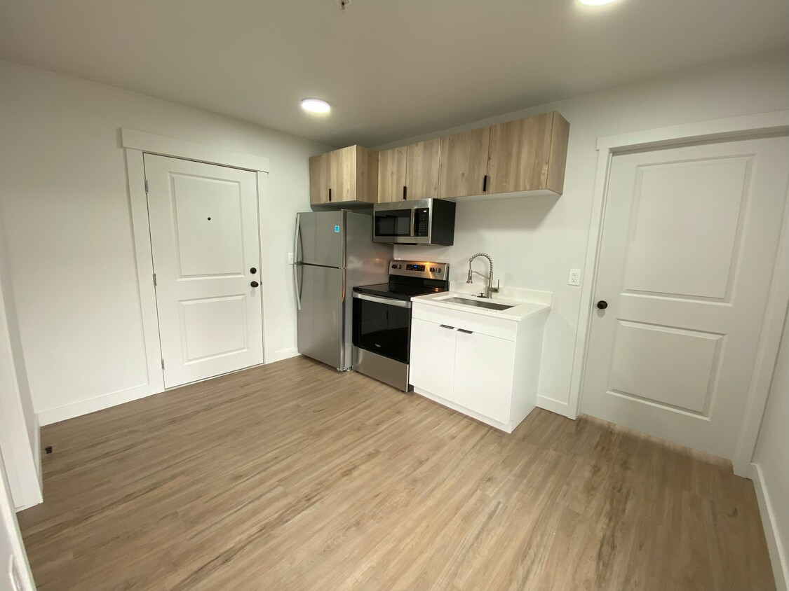 Primary Photo - Renovated Apartment in Murray!