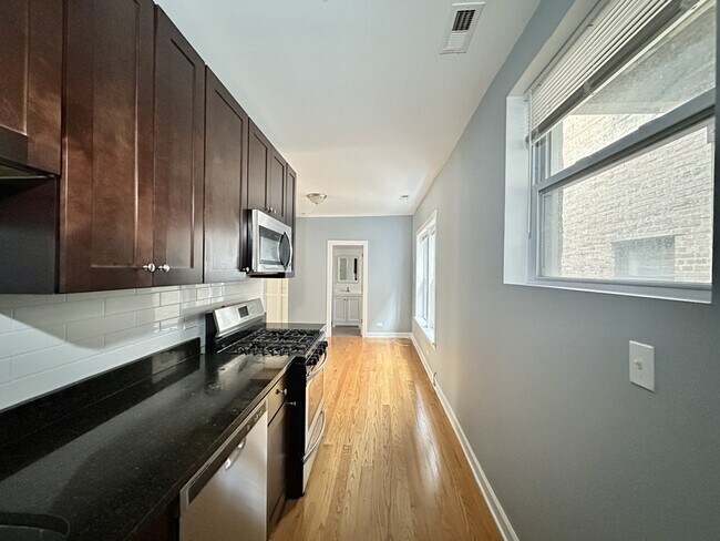 Foto del edificio - 1640 W Pratt Blvd
