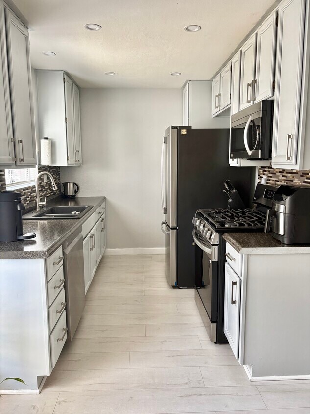 Foto principal - 9901 Independence Ave