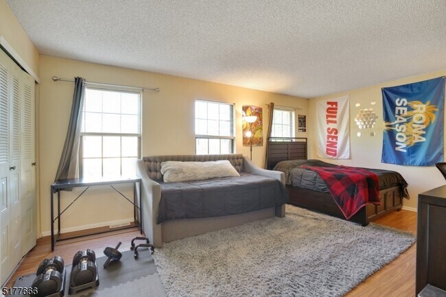 Foto del edificio - 313 English Pl