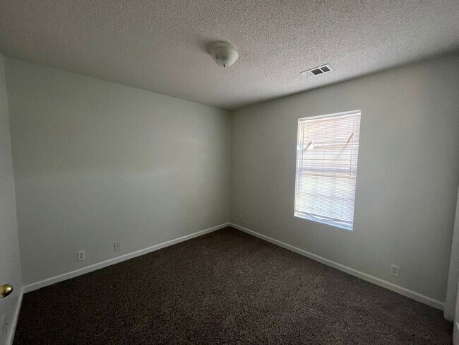 Foto del edificio - New Carpet! New Paint!