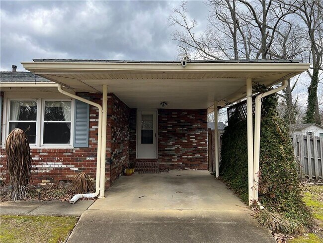 Building Photo - 130 Simpson Dr NW